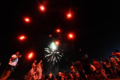  CAPÃO DA CANOA, RS, BRASIL, 01.01.2018. Festa na beira da praia marca a virada de 2017 para 2018.Foto: Lauro Alves