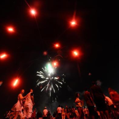  CAPÃO DA CANOA, RS, BRASIL, 01.01.2018. Festa na beira da praia marca a virada de 2017 para 2018.Foto: Lauro Alves