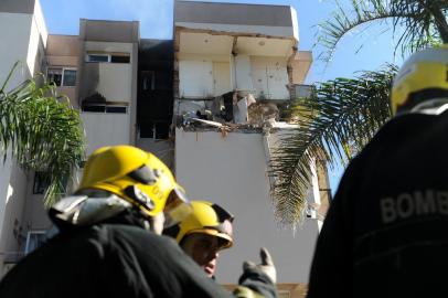  FARROUPILHA, RS, BRASIL 26/12/2018Um incêndio atinge um apartamento na área central de Farroupilha na manhã desta quarta-feira. Segundo o Corpo de Bombeiros, as chamas se iniciaram por volta das 7h30min em um dos quatro andares do edifício Vêneto, 389, que fica na Avenida Independência, próximo ao Hospital São Carlos. Moradores relatam que ouviram uma explosão neste horário. (Felipe Nyland/Agência RBS)