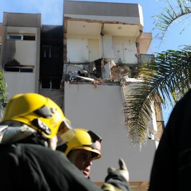  FARROUPILHA, RS, BRASIL 26/12/2018Um incêndio atinge um apartamento na área central de Farroupilha na manhã desta quarta-feira. Segundo o Corpo de Bombeiros, as chamas se iniciaram por volta das 7h30min em um dos quatro andares do edifício Vêneto, 389, que fica na Avenida Independência, próximo ao Hospital São Carlos. Moradores relatam que ouviram uma explosão neste horário. (Felipe Nyland/Agência RBS)