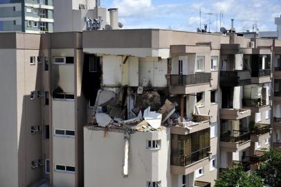  FARROUPILHA, RS, BRASIL 26/12/2018Um incêndio atinge um apartamento na área central de Farroupilha na manhã desta quarta-feira. Segundo o Corpo de Bombeiros, as chamas se iniciaram por volta das 7h30min em um dos quatro andares do edifício Vêneto, 389, que fica na Avenida Independência, próximo ao Hospital São Carlos. Moradores relatam que ouviram uma explosão neste horário. (Lucas Amorelli/Agência RBS)