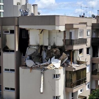  FARROUPILHA, RS, BRASIL 26/12/2018Um incêndio atinge um apartamento na área central de Farroupilha na manhã desta quarta-feira. Segundo o Corpo de Bombeiros, as chamas se iniciaram por volta das 7h30min em um dos quatro andares do edifício Vêneto, 389, que fica na Avenida Independência, próximo ao Hospital São Carlos. Moradores relatam que ouviram uma explosão neste horário. (Lucas Amorelli/Agência RBS)