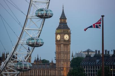  BRITAIN-EU-POLITICS-VOTE-BREXITA Union flag flies beside the London Eye in front of the Queen Elizabeth Tower (Big Ben) and The Houses of Parliament in London on June 24, 2016. Britains economy was plunged into a dizzying unknown on Friday as the country lurched towards the EU exit, with the world economy bracing for a hit on growth and unemployment.ROB STOTHARD / POOL / AFPEditoria: POLLocal: LondonIndexador: ROB STOTHARDSecao: referendaFonte: POOLFotógrafo: STR