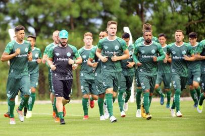  CAXIAS DO SUL, RS, BRASIL, 26/12/2018. Treino do Juventude no CT. O Juventude está se preparando para o campeonato gáucho 2018. Na foto, volante Mateus Santana (E) ao lado do preparador-físico Rodrigo Squinalli. (Porthus Junior/Agência RBS)Indexador:                                 