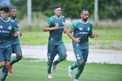  CAXIAS DO SUL, RS, BRASIL, 26/12/2018. Treino do Juventude no CT. O Juventude está se preparando para o campeonato gáucho 2018. Na foto, volante Mateus Santana (C). (Porthus Junior/Agência RBS)