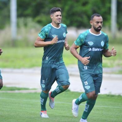  CAXIAS DO SUL, RS, BRASIL, 26/12/2018. Treino do Juventude no CT. O Juventude está se preparando para o campeonato gáucho 2018. Na foto, volante Mateus Santana (C). (Porthus Junior/Agência RBS)