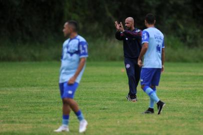  CAXIAS DO SUL, RS, BRASIL, 14/12/2018 - Equipe da Ser Caxias treina para jogo de terça feira. NA FOTO: técnico Pingo. (Marcelo Casagrande/Agência RBS)