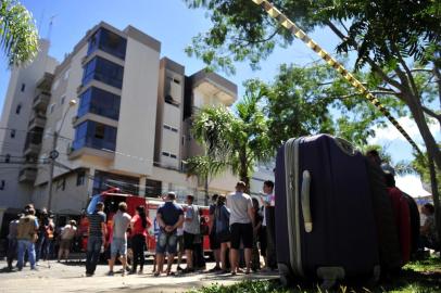  FARROUPILHA, RS, BRASIL 26/12/2018Um incêndio atinge um apartamento na área central de Farroupilha na manhã desta quarta-feira. Segundo o Corpo de Bombeiros, as chamas se iniciaram por volta das 7h30min em um dos quatro andares do edifício Vêneto, 389, que fica na Avenida Independência, próximo ao Hospital São Carlos. Moradores relatam que ouviram uma explosão neste horário. (Lucas Amorelli/Agência RBS)