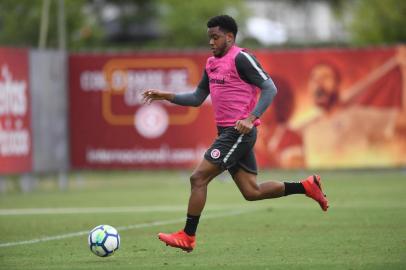 O volante Rithely participa de treino do Inter no CT do Parque Gigante.