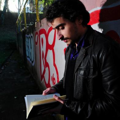  CAXIAS DO SUL, RS, BRASIL, 05/07/2016 - O escritor Rafael Iotti lança o livro de poema È possível que haja outros, pela editora 7 Letras. (Marcelo Casagrande/Agência RBS)