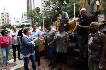  PORTO ALEGRE, RS, BRASIL, 21-12-2018. Uma mobilização de pessoas está retomando as obras da trincheira da esquina da rua Couto de Magalhães com Cristóvão Colombo. (CARLOS MACEDO/AGÊNCIA RBS)