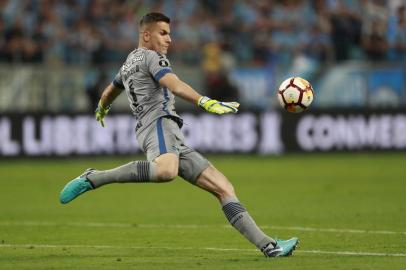 Brazils Gremio goalkeeper Marcelo Grohe, serves the ball during their 2018 Copa Libertadores semifinal match against Argentinas River Plate held at Gremio Arena, in Porto Alegre, Brazil, on October 30, 2018. (Photo by Itamar AGUIAR / AFP) / The erroneous mention[s] appearing in the metadata of this photo by NELSON ALMEIDA has been modified in AFP systems in the following manner: [Itamar Aguiar] instead of [Nelson Almeida]. Please immediately remove the erroneous mention[s] from all your online services and delete it (them) from your servers. If you have been authorized by AFP to distribute it (them) to third parties, please ensure that the same actions are carried out by them. Failure to promptly comply with these instructions will entail liability on your part for any continued or post notification usage. Therefore we thank you very much for all your attention and prompt action. We are sorry for the inconvenience this notification may cause and remain at your disposal for any further information you may require.