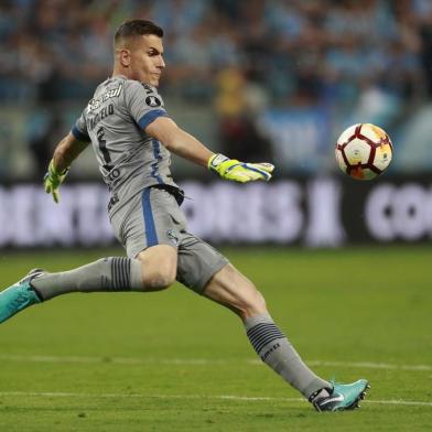 Brazils Gremio goalkeeper Marcelo Grohe, serves the ball during their 2018 Copa Libertadores semifinal match against Argentinas River Plate held at Gremio Arena, in Porto Alegre, Brazil, on October 30, 2018. (Photo by Itamar AGUIAR / AFP) / The erroneous mention[s] appearing in the metadata of this photo by NELSON ALMEIDA has been modified in AFP systems in the following manner: [Itamar Aguiar] instead of [Nelson Almeida]. Please immediately remove the erroneous mention[s] from all your online services and delete it (them) from your servers. If you have been authorized by AFP to distribute it (them) to third parties, please ensure that the same actions are carried out by them. Failure to promptly comply with these instructions will entail liability on your part for any continued or post notification usage. Therefore we thank you very much for all your attention and prompt action. We are sorry for the inconvenience this notification may cause and remain at your disposal for any further information you may require.