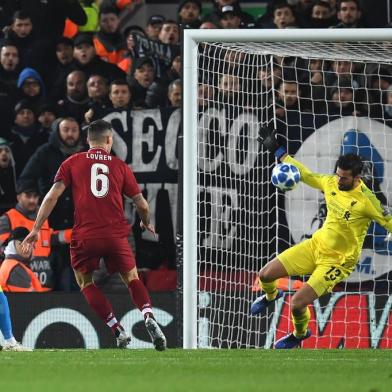  Liverpool's Brazilian goalkeeper Alisson Becker (2R) saves a shot from Napoli's Polish striker Arkadiusz Milik (L) during the UEFA Champions League group C football match between Liverpool and Napoli at Anfield stadium in Liverpool, north west England on December 11, 2018. (Photo by Paul ELLIS / AFP)Editoria: SPOLocal: LiverpoolIndexador: PAUL ELLISSecao: soccerFonte: AFPFotógrafo: STF