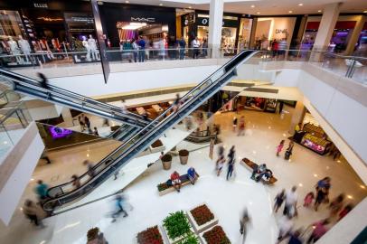  PORTO ALEGRE, RS, BRASIL, 20/12/2018 : Movimentação é intensa nos shoppings para compras de Natal (Omar Freitas/Agência RBS)