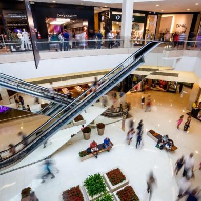  PORTO ALEGRE, RS, BRASIL, 20/12/2018 : Movimentação é intensa nos shoppings para compras de Natal (Omar Freitas/Agência RBS)