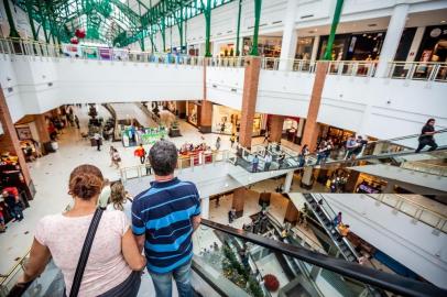  PORTO ALEGRE, RS, BRASIL, 20/12/2018 : Movimentação é intensa nos shoppings para compras de Natal (Omar Freitas/Agência RBS)