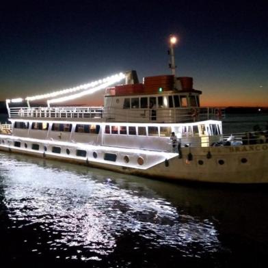 Barco Cisne Branco é opção para dia dos namorados