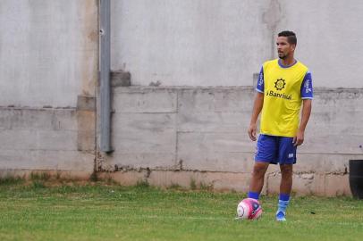  CAXIAS DO SUL, RS, BRASIL, 14/12/2018 - Equipe da Ser Caxias treina para jogo de terça feira. NA FOTO: lateral direito Muriel. (Marcelo Casagrande/Agência RBS)