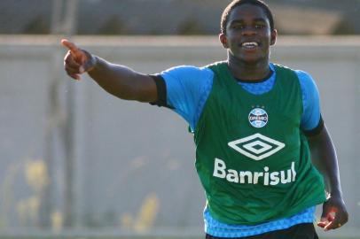 Jogadores do Gremio realizam treino durante a tarde desta sexta-feira, na preparacao para o Campeonato Gaucho 2015. Na foto, Yuri Mamute