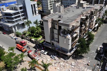  FARROUPILHA, RS, BRASIL 26/12/2018Um incêndio atinge um apartamento na área central de Farroupilha na manhã desta quarta-feira. Segundo o Corpo de Bombeiros, as chamas se iniciaram por volta das 7h30min em um dos quatro andares do edifício Vêneto, 389, que fica na Avenida Independência, próximo ao Hospital São Carlos. Moradores relatam que ouviram uma explosão neste horário. (Lucas Amorelli/Agência RBS)