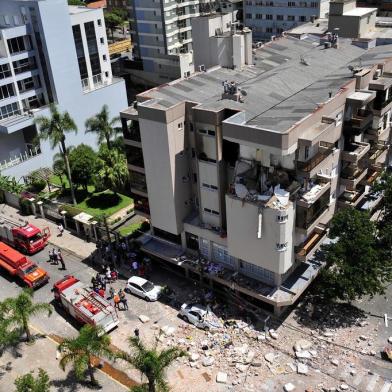  FARROUPILHA, RS, BRASIL 26/12/2018Um incêndio atinge um apartamento na área central de Farroupilha na manhã desta quarta-feira. Segundo o Corpo de Bombeiros, as chamas se iniciaram por volta das 7h30min em um dos quatro andares do edifício Vêneto, 389, que fica na Avenida Independência, próximo ao Hospital São Carlos. Moradores relatam que ouviram uma explosão neste horário. (Lucas Amorelli/Agência RBS)