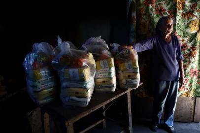  CAPÃO DA CANOAS, RS, BRASIL, 27-12-2018: Maria José Matos da Silva, a Dona Zezé, 72, arrecada doações no Forno Comunitário Madre Assunta, no Bairro Santa Luzia, em Capão da Canoa, no Litoral Norte, para a ação Ano Novo Sem Fome, que levará cestas básicas para mais de 200 famílias. (CARLOS MACEDO/AGÊNCIA RBS)