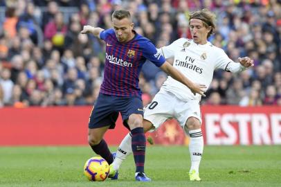  Barcelona's Brazilian midfielder Arthur (L) vies with Real Madrid's Croatian midfielder Luka Modric during the Spanish league football match between FC Barcelona and Real Madrid CF at the Camp Nou stadium in Barcelona on October 28, 2018. (Photo by LLUIS GENE / AFP)Editoria: SPOLocal: BarcelonaIndexador: LLUIS GENESecao: soccerFonte: AFPFotógrafo: STF