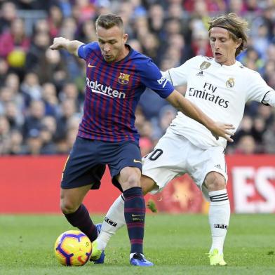  Barcelona's Brazilian midfielder Arthur (L) vies with Real Madrid's Croatian midfielder Luka Modric during the Spanish league football match between FC Barcelona and Real Madrid CF at the Camp Nou stadium in Barcelona on October 28, 2018. (Photo by LLUIS GENE / AFP)Editoria: SPOLocal: BarcelonaIndexador: LLUIS GENESecao: soccerFonte: AFPFotógrafo: STF