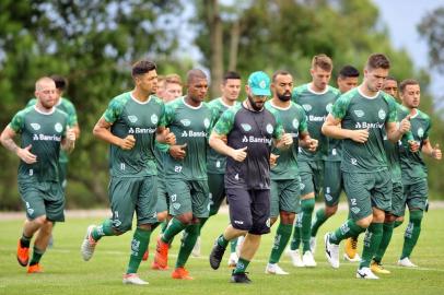  CAXIAS DO SUL, RS, BRASIL, 26/12/2018. Treino do Juventude no CT. O Juventude está se preparando para o campeonato gáucho 2018. Na foto, volante Mateus Santana (E) ao lado do preparador-físico Rodrigo Squinalli (de boné). (Porthus Junior/Agência RBS)Indexador:                                 