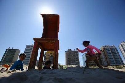  TRAMANDAÍ, RS, BRASIL, 27-12-2018. Guaritas estão sem salva-vidas na praia de Tramandaí. (LAURO ALVES/AGÊNCIA RBS)