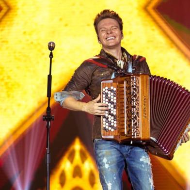 Michel Teló em show da turnê Bem Sertanejo.