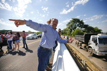  GRAVATAÍ, RS, BRASIL, 23-11-2018: Comitiva do governador do estado José Ivo Sartori, inaugura viaduto na RS-118, no bairro Itacolomi em Gravataí. Também visitou obras em Sapucaia do Sul, na mesma rodovia (FOTO FÉLIX ZUCCO/AGÊNCIA RBS, Editoria de Notícias).