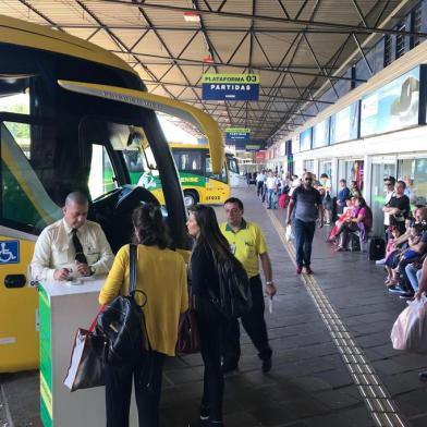 Movimento na rodoviária de Caxias do Sul para o feriadão de Ano Novo