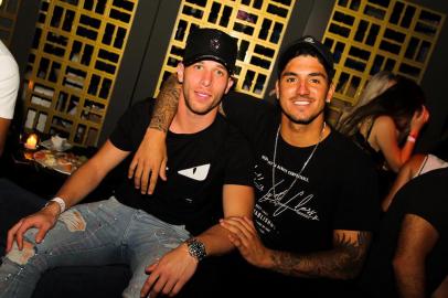 Arthur Melo e Gabriel Medina curtem noite no 300 Cosmo Beach Club, restaurante de sócios gaúchos em Jurerê Internacional.