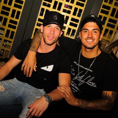 Arthur Melo e Gabriel Medina curtem noite no 300 Cosmo Beach Club, restaurante de sócios gaúchos em Jurerê Internacional.