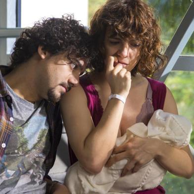 Tais ( Renata Gaspar ) senta na escada com Lia ( nene ), que consegue mamar pela primeira vez. Pedro ( George Sauma ) chega e ambos ficam tocados pelo momento