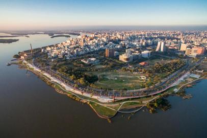  PORTO ALEGRE, RS, BRASIL,  : Orla do Guaíba revitalizada será entregue nesta semana. A revitalização da orla do Guaíba na região do Gasômetro ¿ que dividiu opiniões de porto-alegrenses durante a concepção, atrasou e ficou mais cara do que o previsto ¿ será finalmente inaugurada. E promete ser um dos locais mais agradáveis de Porto Alegre para lazer. A entrega à população está marcada para sexta-feira (29), às 10h30min. (Omar Freitas/Agência RBS)Local: Porto Alegre