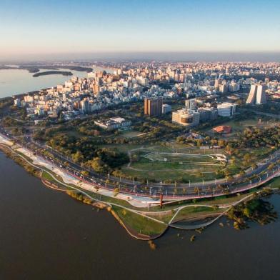  PORTO ALEGRE, RS, BRASIL,  : Orla do Guaíba revitalizada será entregue nesta semana. A revitalização da orla do Guaíba na região do Gasômetro ¿ que dividiu opiniões de porto-alegrenses durante a concepção, atrasou e ficou mais cara do que o previsto ¿ será finalmente inaugurada. E promete ser um dos locais mais agradáveis de Porto Alegre para lazer. A entrega à população está marcada para sexta-feira (29), às 10h30min. (Omar Freitas/Agência RBS)Local: Porto Alegre