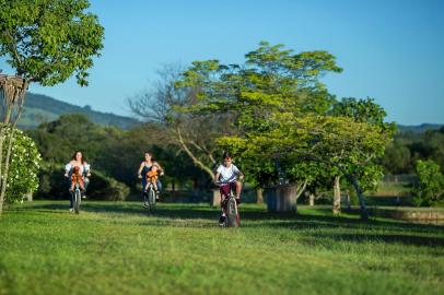 O hotel estilo fazenda oferece além de hospedagem opção para passar o dia. Além do almoço, o local oferece atividades como pescaria, passeio a cavalo, de charrete e um amplo espaço verde para a criançada brincar ou fazer um piquenique.Valores: R$ 59,90 por pessoa (crianças até 7 anos não pagam) _ inclui as atividades e almoçoHorário: a partir das 10hEndereço: Rua Alfredo Brusius, 2121, em IgrejinhaContato: (51) 3545.5500  51 8594.3494 e www.ecoland.com.br  O Ecoland conta com 172 hectares onde você pode desfrutar da tranquilidade e da alegria de despertar com o canto dos pássaros. Respirar ar puro, andar descalço na grama e ter a natureza como testemunha de seus momentos mais especiais. Com 42 apartamentos aconchegantes, os hóspedes podem se divertir com as piscinas, passeios de cavalo, charrete e carreta de boi e bicicletas. Além disso, o Ecoland tem ainda trilhas ecológicas, pescaria, mini zoológico, campos de vôlei e futebol. Preparamos pacotes especiais para Natal, Carnaval, Férias de Verão. Confira os valores de diárias a partir de R$ 268,00.