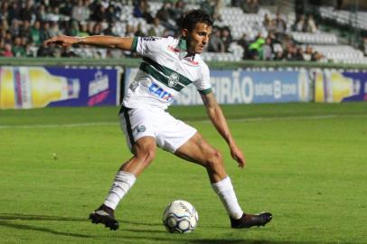  CURITIBA, PR, 05.10.2018: FUTEBOL - CORITIBA - JUVENTUDE. Guilherme Parede, jogador do Coritiba, em lance. Partida entre Coritiba e Juventude, vÃ¡lida pela 30a rodada do Campeonato Brasileiro de Futebol 2018 SÃ©rie B, realizada no estÃ¡dio Couto Pereira, na capital curitibana, nesta sexta-feira(05). (Foto: Carla Larini/OfotogrÃ¡fico/Folhapress) 