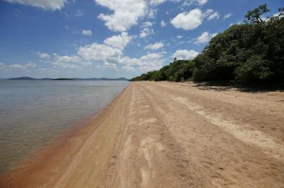  VIAMÃO, RS, BRASIL, 27-12-2018: GaúchaZH confere as condições de conservação e infraestrutura do Parque Estadual de Itapuã, em Viamão. Na foto, Praia das Pombas (FOTO FÉLIX ZUCCO/AGÊNCIA RBS, Editoria de Porto Alegre).