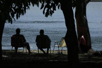  OSÓRIO-RS-BRASIL- 06/02/2018-  Banhistas na lagoa do Peixoto. As águas do local são impróprias para banho. FOTO CARLOS MACEDO/ZERO HORA.