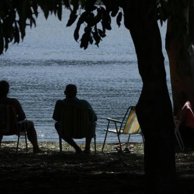  OSÓRIO-RS-BRASIL- 06/02/2018-  Banhistas na lagoa do Peixoto. As águas do local são impróprias para banho. FOTO CARLOS MACEDO/ZERO HORA.