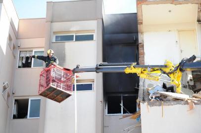  FARROUPILHA, RS, BRASIL 26/12/2018Um incêndio atinge um apartamento na área central de Farroupilha na manhã desta quarta-feira. Segundo o Corpo de Bombeiros, as chamas se iniciaram por volta das 7h30min em um dos quatro andares do edifício Vêneto, 389, que fica na Avenida Independência, próximo ao Hospital São Carlos. Moradores relatam que ouviram uma explosão neste horário. (Felipe Nyland/Agência RBS)