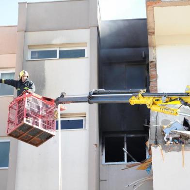  FARROUPILHA, RS, BRASIL 26/12/2018Um incêndio atinge um apartamento na área central de Farroupilha na manhã desta quarta-feira. Segundo o Corpo de Bombeiros, as chamas se iniciaram por volta das 7h30min em um dos quatro andares do edifício Vêneto, 389, que fica na Avenida Independência, próximo ao Hospital São Carlos. Moradores relatam que ouviram uma explosão neste horário. (Felipe Nyland/Agência RBS)