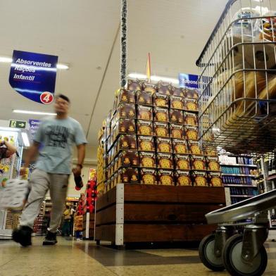  CAXIAS DO SUL, RS, BRASIL, 29/112018Pauta para o +Serra sobre a venda de panettones. Fotos feitas no mercado Andreazza do bairro Kaiser. (Lucas Amorelli/Agência RBS)