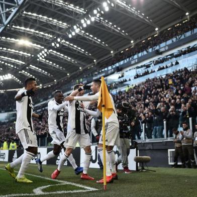 Juventus Portuguese forward Cristiano Ronaldo (C-R) celebrates with teammates after opening the scoring during the Italian Serie A football match Juventus vs Sampdoria on December 29, 2018 at the Juventus stadium in Turin. (Photo by Marco BERTORELLO / AFP)