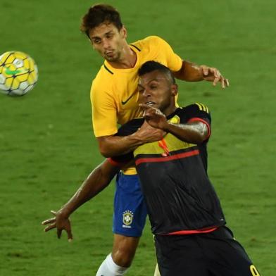  Brazilian Rodrigo Caio (L) contests the ball with Teo Gutierrez (R) of Colombia during a friendly football match in benefit of Chapecoense football team at the Nilton Santos Engenhao stadium in Rio de Janeiro, Brazil, on January 25, 2017. Most members of the Chapecoense football team perished in a plane crash on November 28, 2016 in Colombia. / AFP PHOTO / VANDERLEI ALMEIDAEditoria: SPOLocal: Rio de JaneiroIndexador: VANDERLEI ALMEIDASecao: soccerFonte: AFPFotógrafo: STF