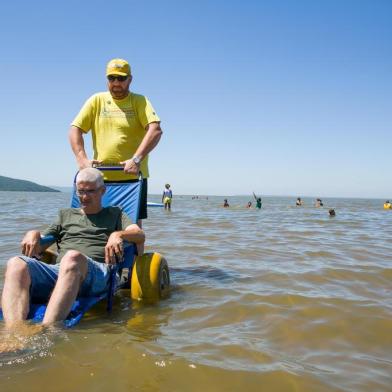  PORTO ALEGRE, RS, BRASIL, 29-12-2018. A ONG Caminhadores RS realizará a abertura do 9º ano do calendário de ações do programa Praia Acessível para Todos 2019.Haverá banho assistido em cadeiras anfíbias para pessoas com deficiência física.  (FOTO ANDRÉA GRAIZ/AGÊNCIA RBS)Indexador: Anderson Fetter